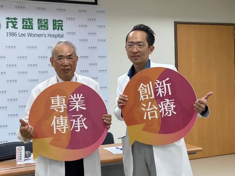 Dr. Maw-Sheng Lee, the hospital's head, and Dr. Chun-I Lee, the hospital's CEO.