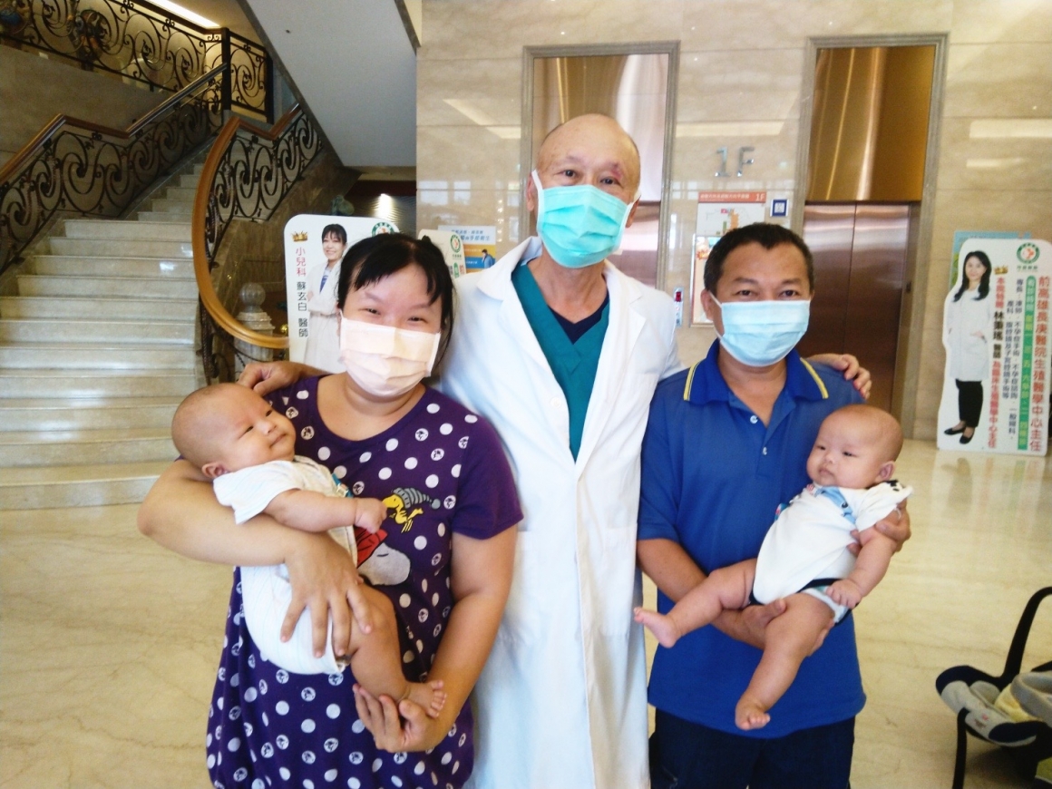 Patient with PCOS gave birth to boy and girl twins by IVF in Lee Women's hospital.