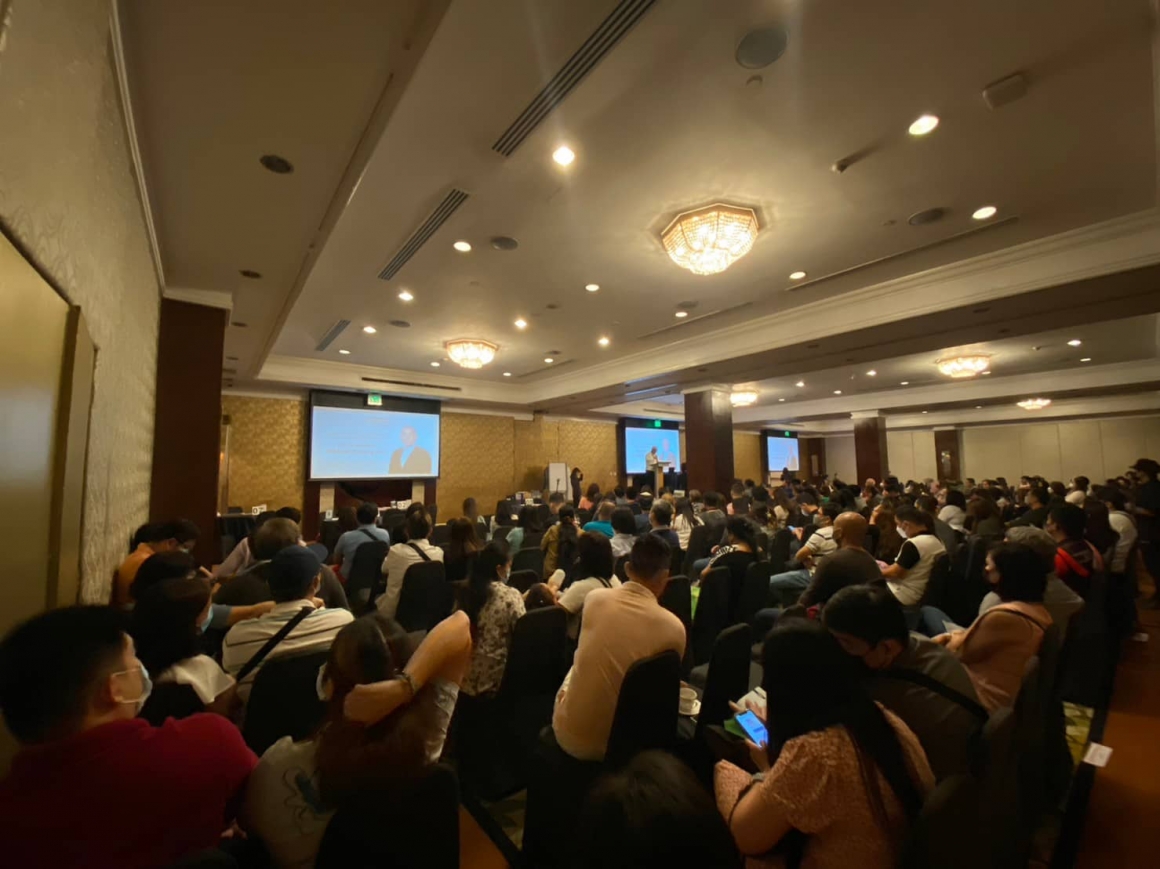 The meeting room was filled with more than 300 participants.